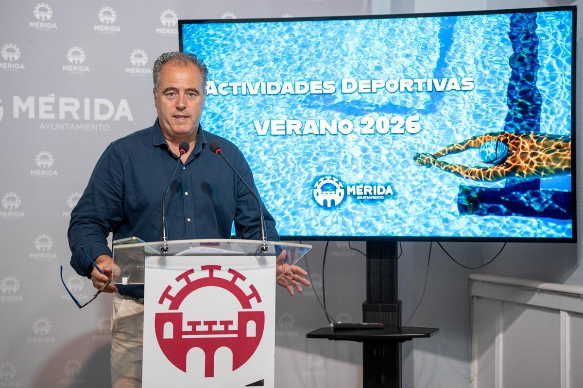 El delegado de Deportes de Mérida, Toni Marín, durante la presentación de las actividades deportivas de verano.