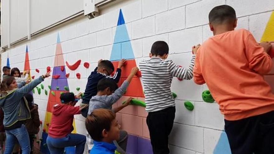 L&#039;escola Valldaura estrena un rocòdrom