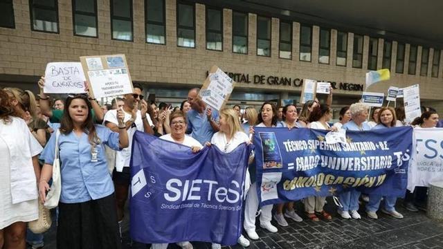 Integrantes del colectivo, durante una protesta en noviembre para reivindicar la creación del grado universitario para estas profesiones.