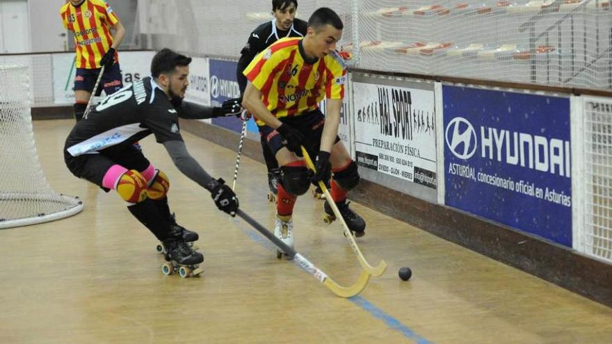 Nico Carmona presiona a un jugador del Manlleu.