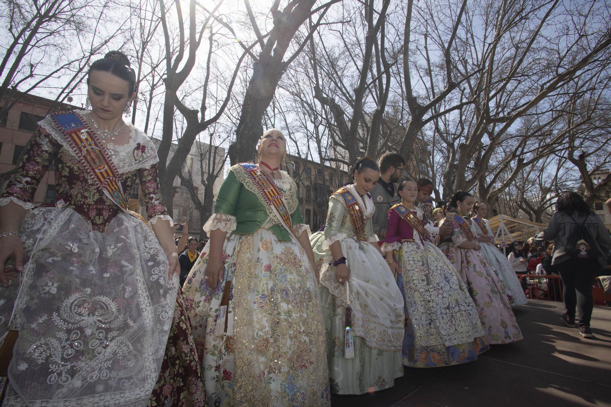 La mascletà de Caballer "retumba" en el Jardí de la Pau de Xàtiva