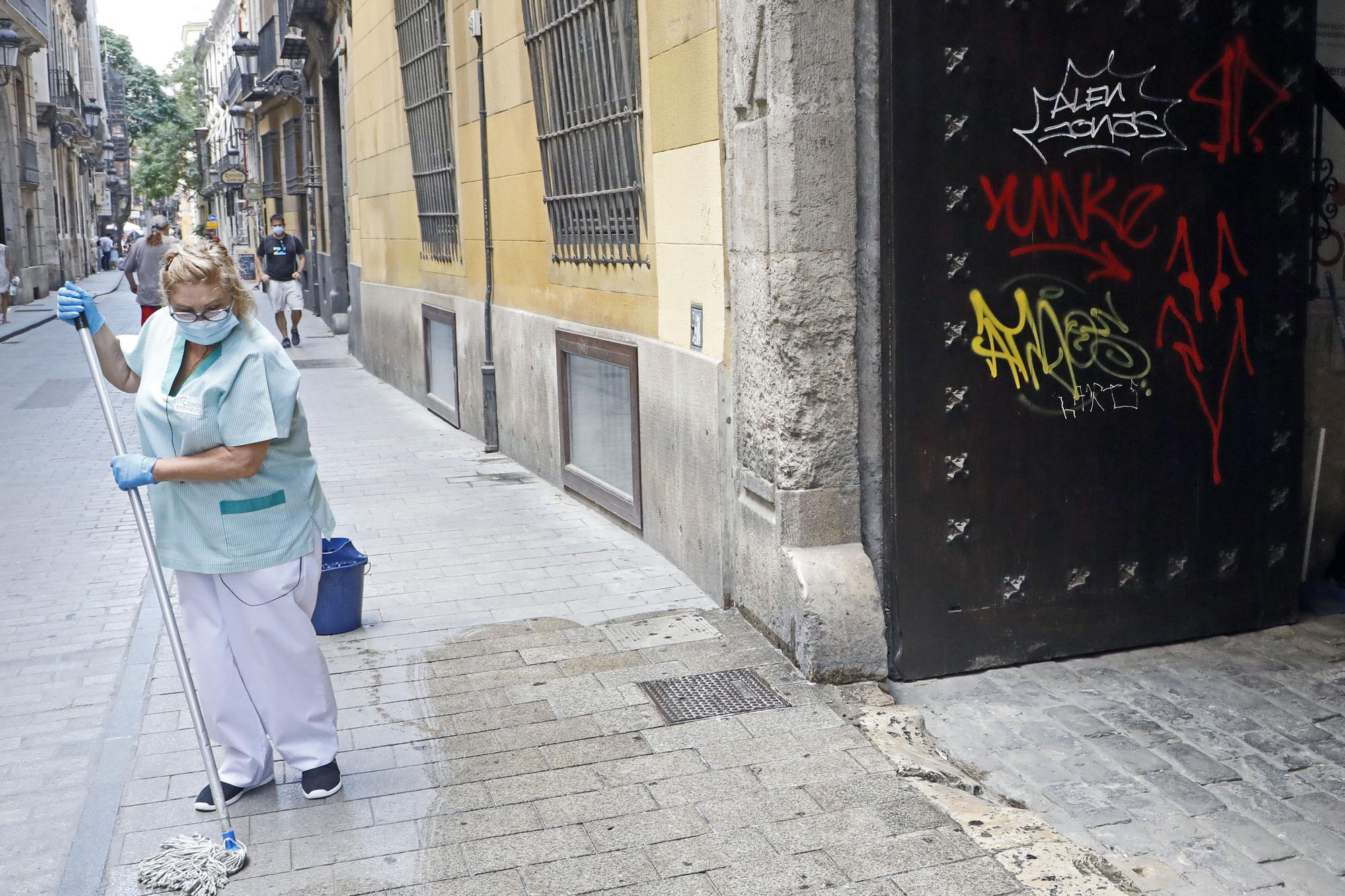 Las pintadas en el portón de entrada del Palau dels Mercader