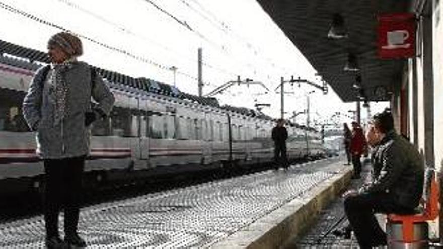 Passatgers de Rodalies a l&#039;estació de Maçanet durant aquests dies d&#039;alteració del servei.