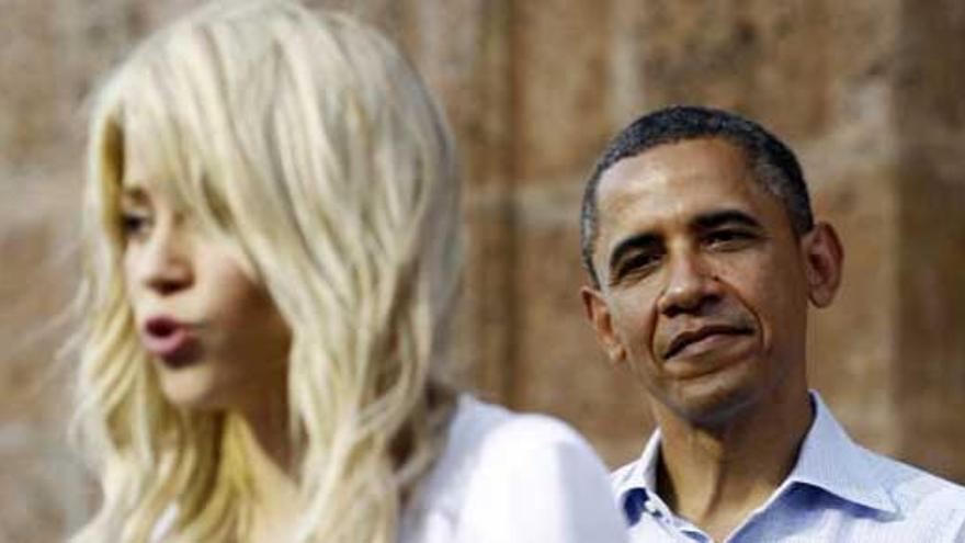 Obama contempla a Shakira en un acto organizado en la Cumbre de las Américas.