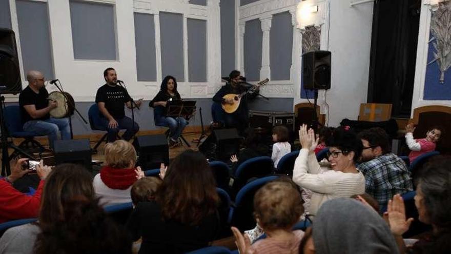 El concierto de villancicos asturianos, ayer, en el Centro de Cultura Antiguo Instituto.