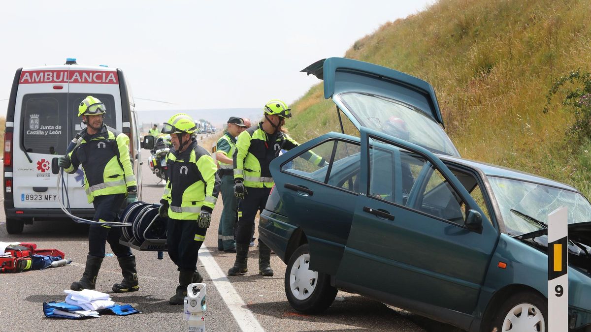 Los Bomberos, junto a uno de los vehículos siniestrados en el accidente entre dos turismos en Palencia.