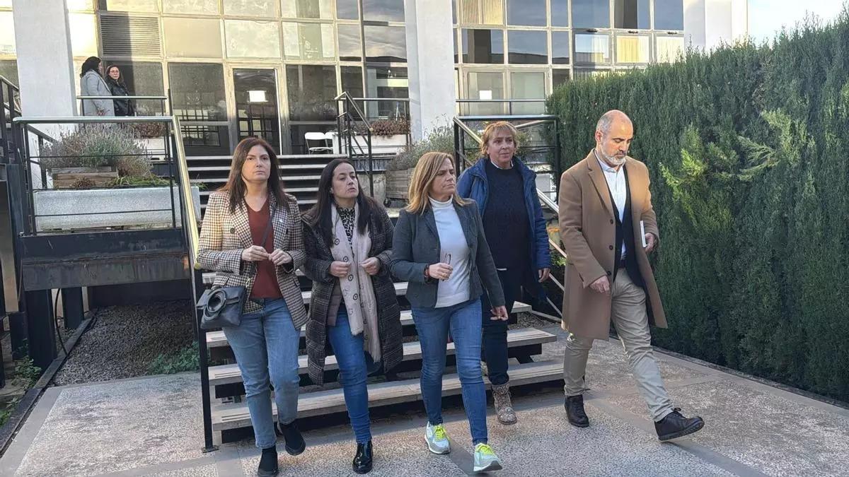 Las alcaldesas junto a Pilar Bernabé y el subdelegado de Gobierno en una reunión del Cecopi en L'Eliana.
