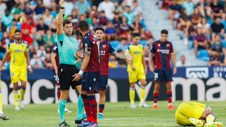 El partido Levante UD-Cádiz, en imágenes