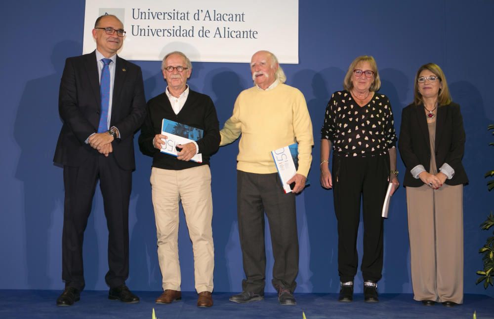 Decenas de profesores y alumnos del CEU, germen de la Universidad de Alicante, se reencuentran en un emotivo acto organizado en el campus.