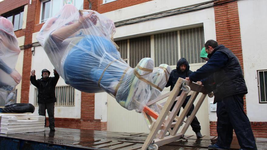 El taller de Manolo Guitarte prepara el traslado de piezas.