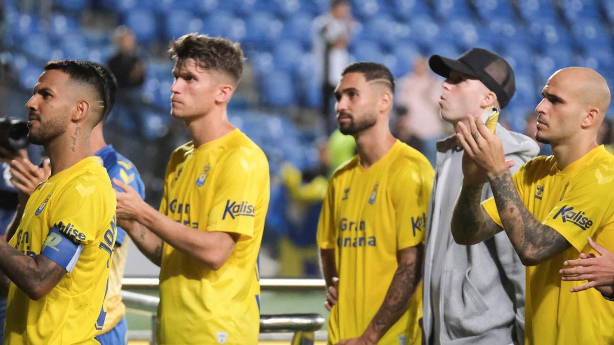 Los jugadores de la UD, de Viera a Pejiño, se dirigen ayer tras perder ante el Burgos al sector de Naciente.