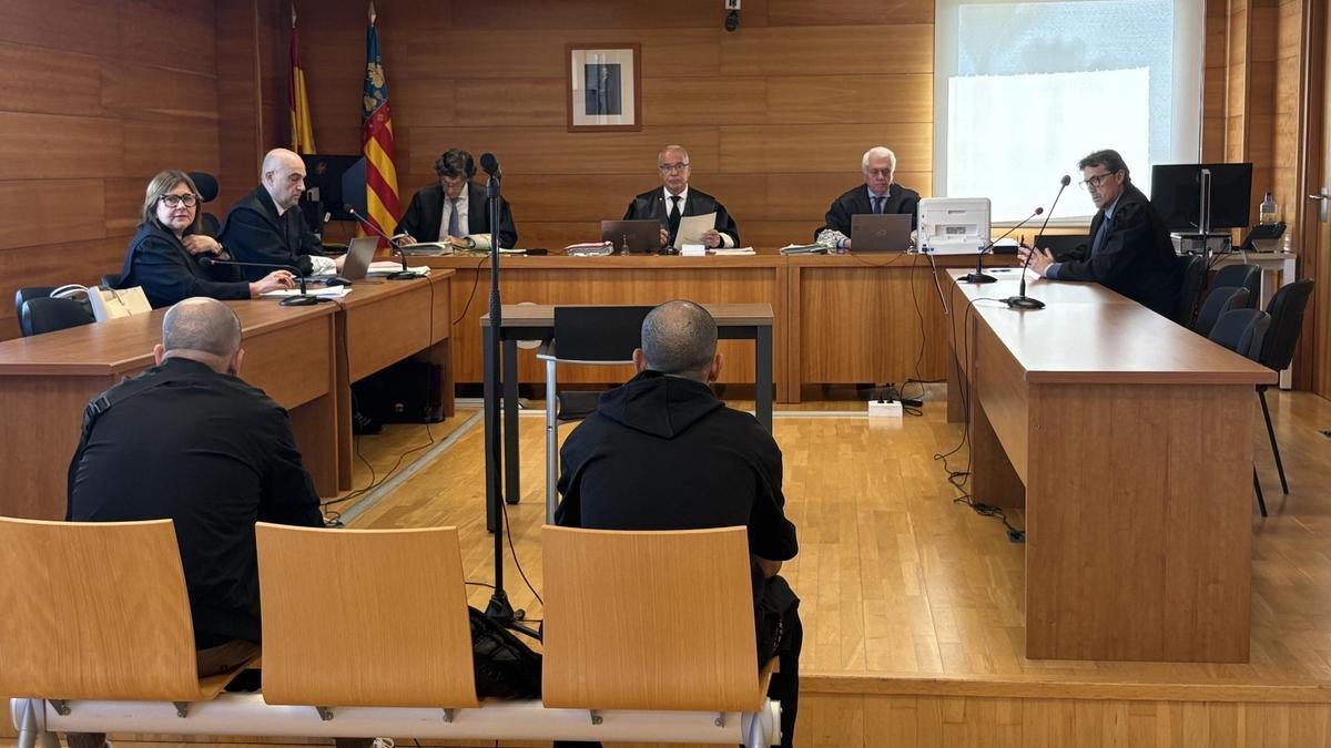 Imagen de los dos condenados, sentados ayer en el banquillo.