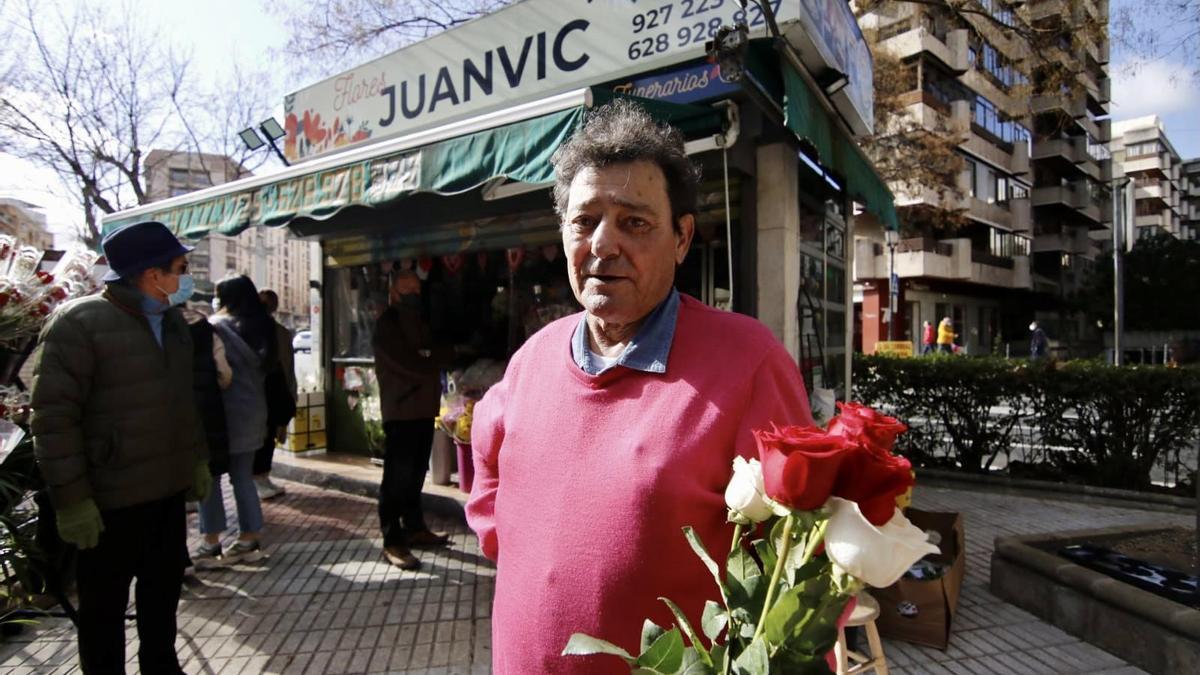 Flores Juanvic, en su quiosco esta mañana en Cáceres.