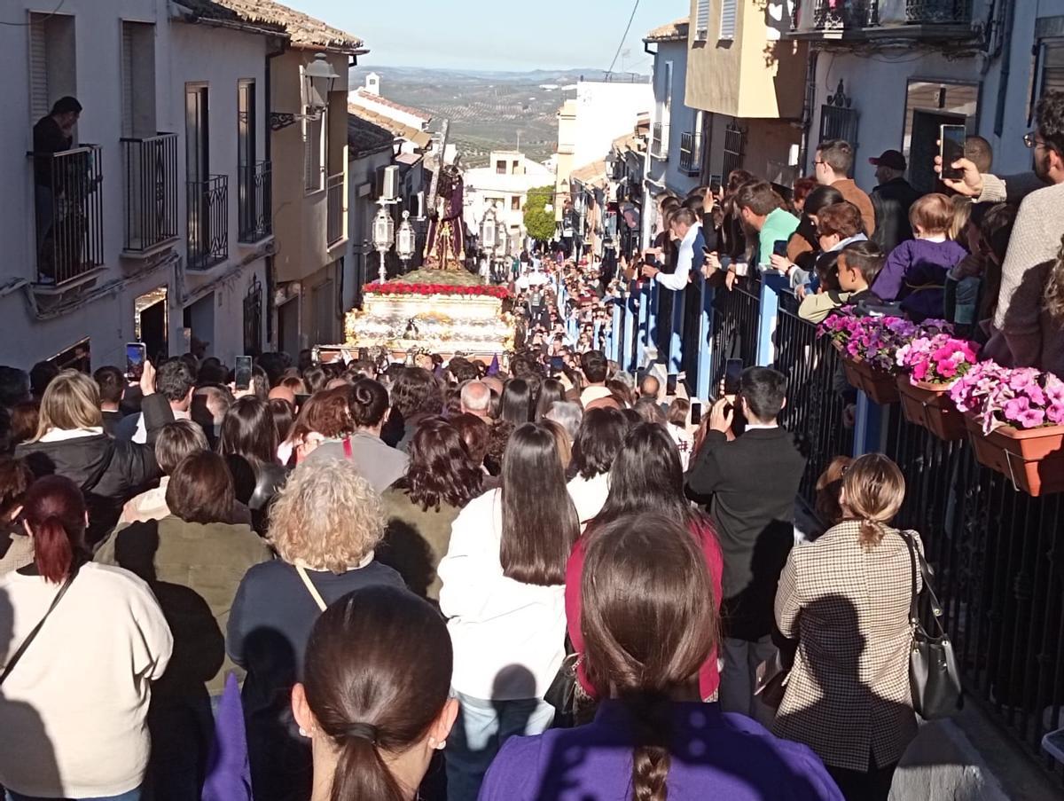 El Nazareno por las empinadas calles de Rute.