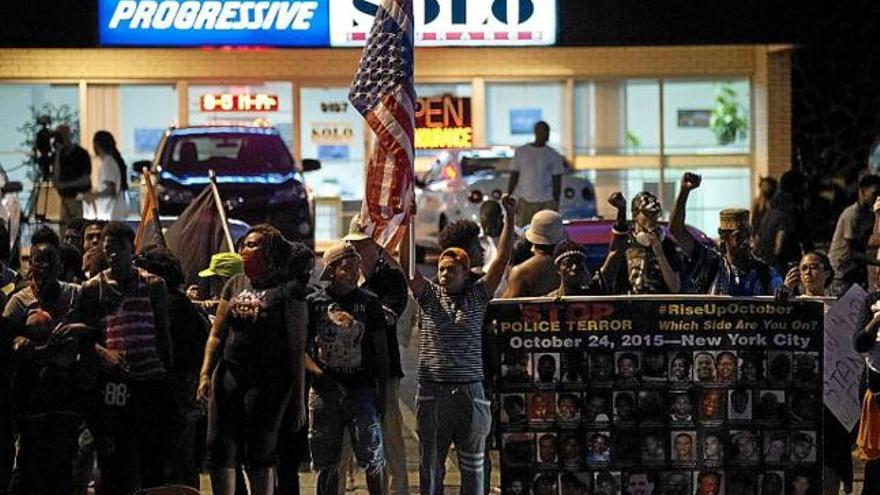 Manifestants en la segona nit d&#039;incidents a Ferguson