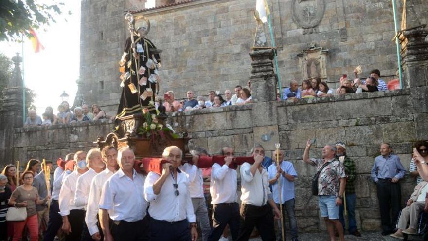 Crucifijos, medallas, anillos de oro y plata: el botín de alto valor económico (y sentimental) que se llevó el ladrón del San Benito de Cambados