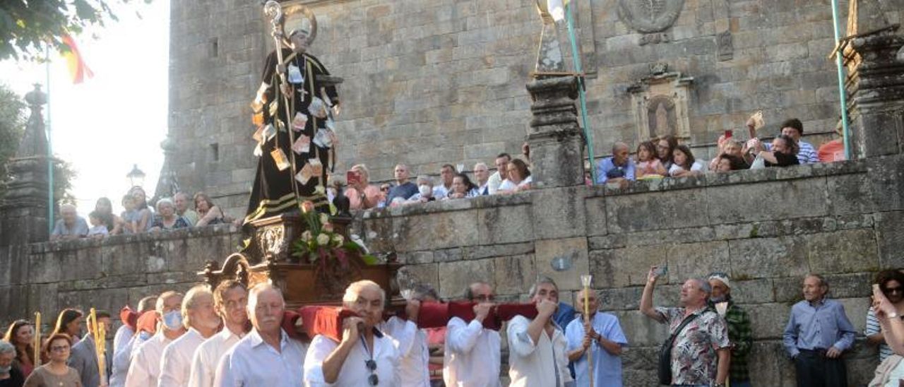 Salida de la procesión, con la iglesia de Fefiñáns al fondo. | // NOÉ PARGA