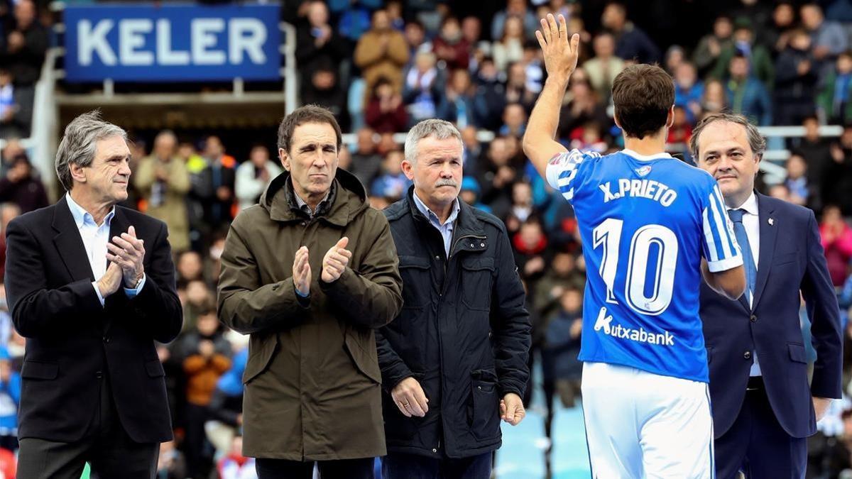 Xabi Prieto, junto al presidente de la Real Sociedad, Jokin Aperribay, y los exjugadores Luis Arconada, Jesús María Zamora y Juan Antonio Larrañaga.