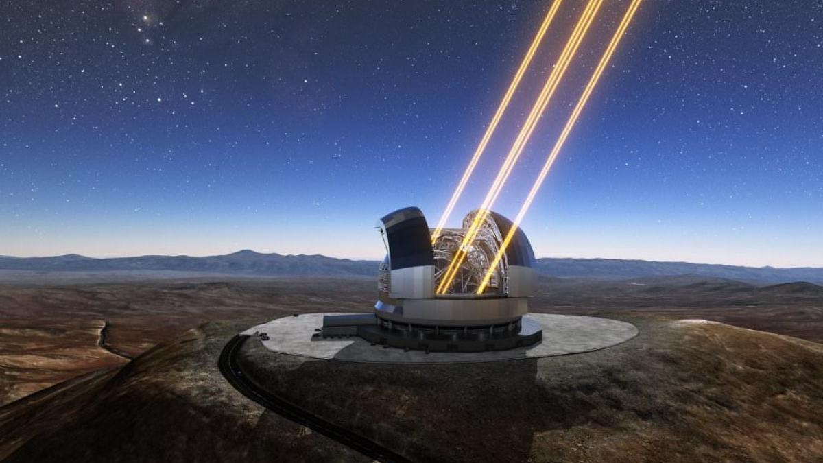 Representación artística que muestra al Extremely Large Telescope en funcionamiento en el norte de Chile. El telescopio utiliza láseres para crear estrellas artificiales en lo alto de la atmósfera.