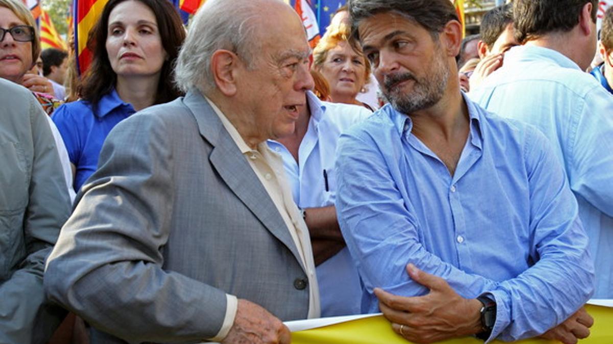 Jordi Pujol conversa con su hijo Oriol durante la manifestación independentista de la Diada, el pasado septiembre.