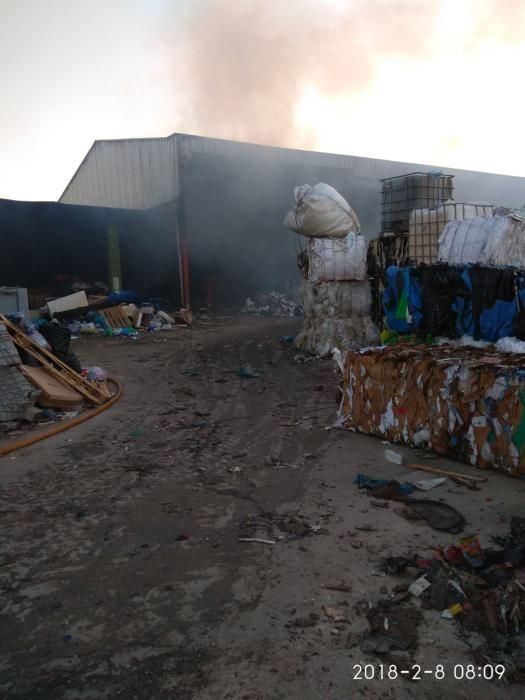 Imágenes del incendio registrado en una firma de reciclaje de plásticos en Benaguasil.