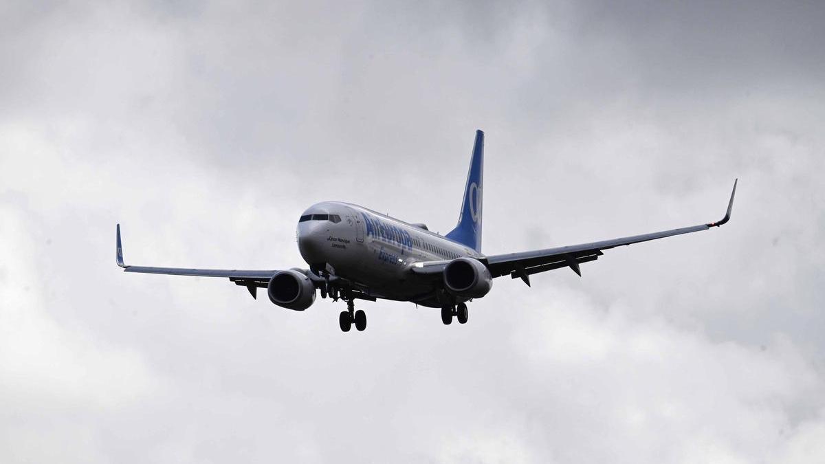 Un avión de Air Europa aterrizando en Vigo, que ha superado ya el millón de pasajeros en 2025.