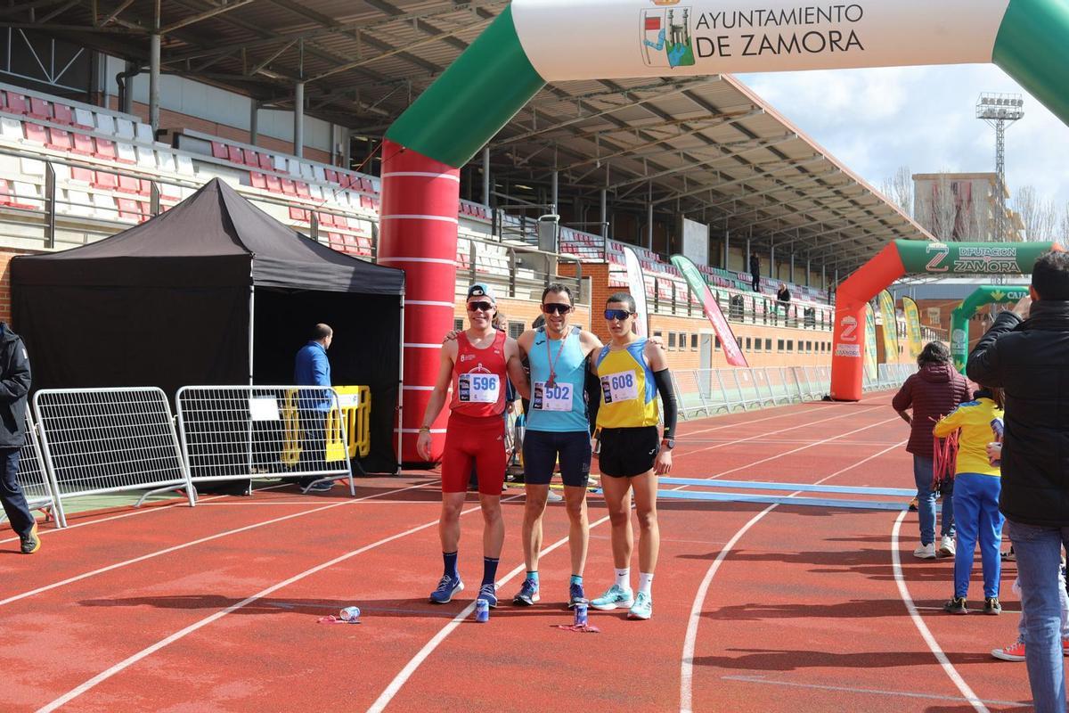 Jesús Prieto, con el dorsal número 502, fue el primero en cruzar la meta en la distancia de los 10 kilómetros, por delante de Sergio Sotelo (dorsal 596) y de Moha Qarquor (dorsal 608).