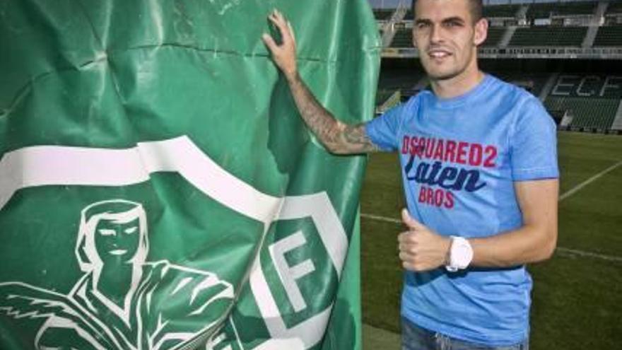 El defensa franjiverde Álex Martínez, ayer, en el estadio Martínez Valero.