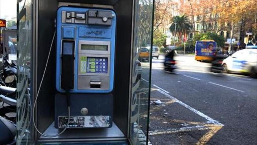 ¿Qué hacer con las cabinas telefónicas?