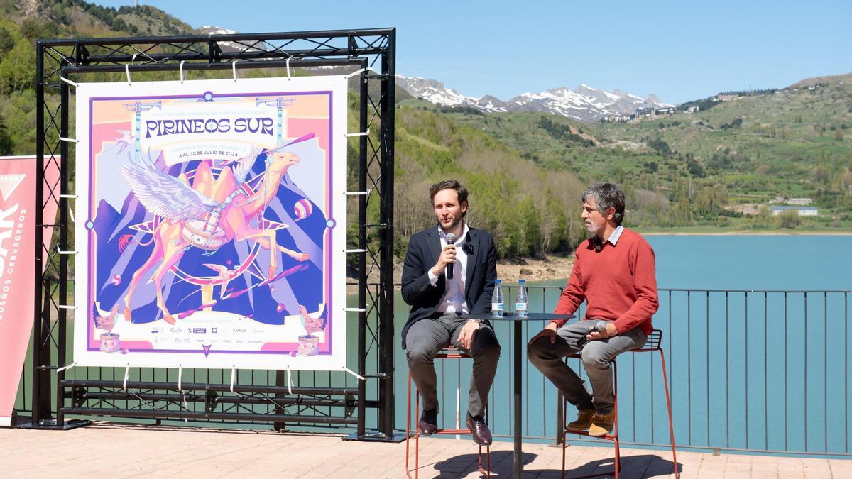 El presidente de la DPH, Isaac Claver, y el director de Pirineos Sur de esta edición, Sergio Vinadé, este jueves, en Lanuza.