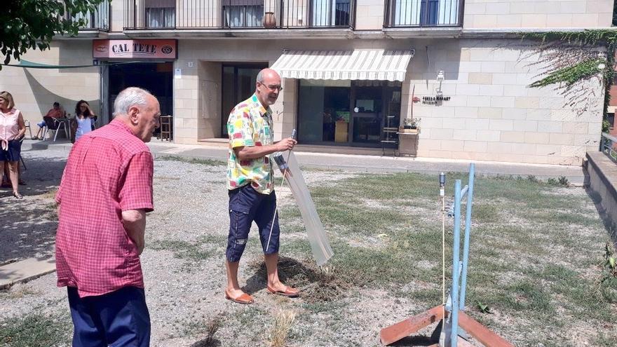 Gaja, a l&#039;esquerre de la imatge, durant l&#039;encesa de coets de la festa major