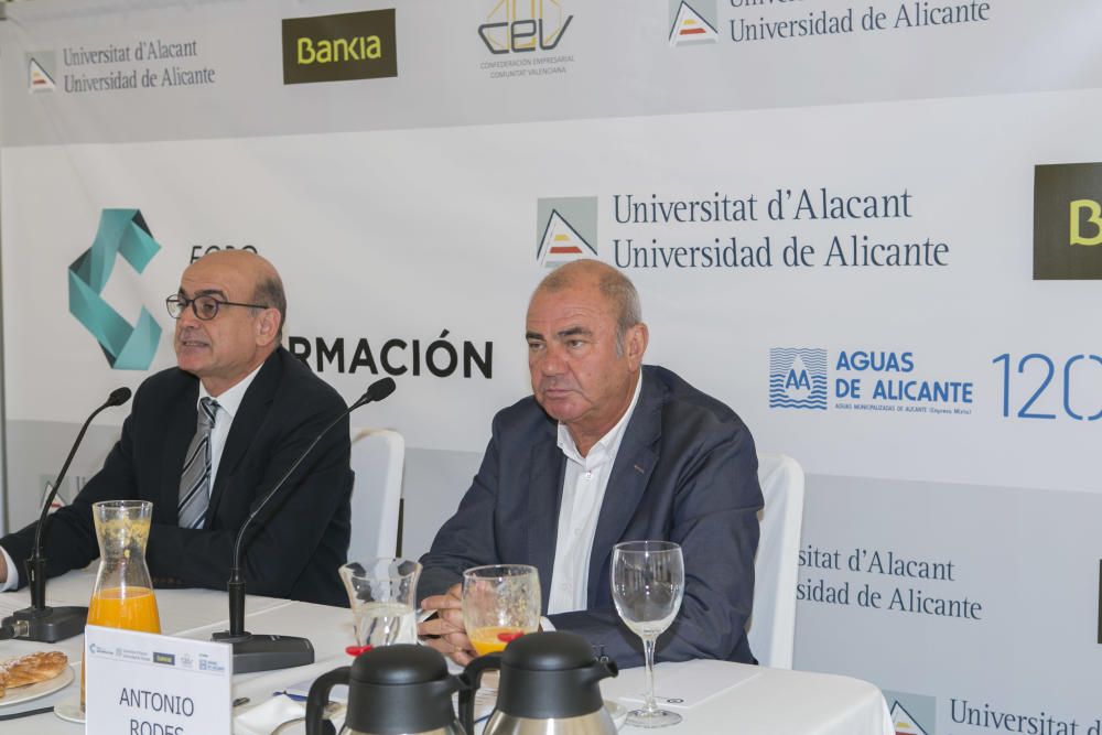 El desayuno informativo, en el que también colabora Aguas de Alicante, lleva por título «Distrito Digital, compromiso de futuro»