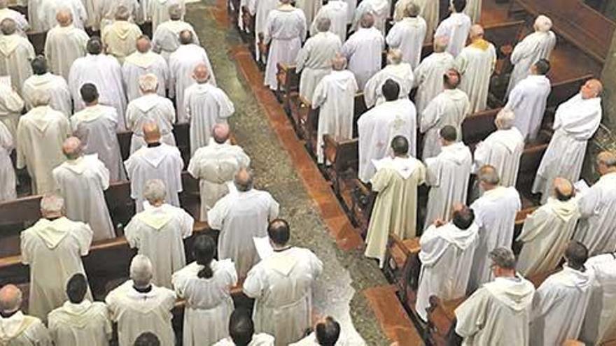 Todos los sacerdotes y presbíteros de Mallorca con el obispo Sebastià Taltavull durante una misa de acción de gracias en la basílica del monasterio de Lluc.