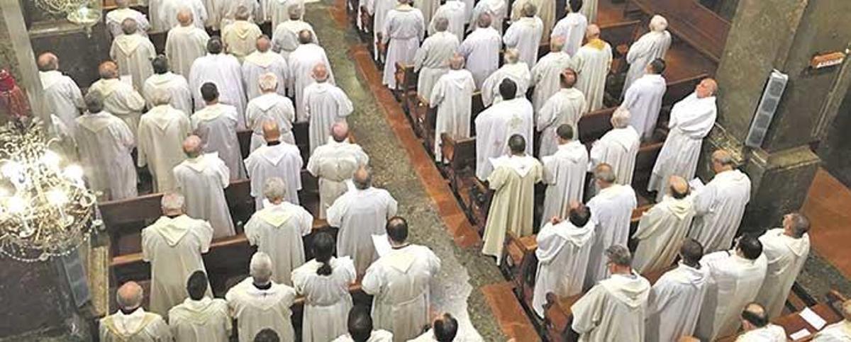Todos los sacerdotes y presbíteros de Mallorca con el obispo Sebastià Taltavull durante una misa de acción de gracias en la basílica del monasterio de Lluc.