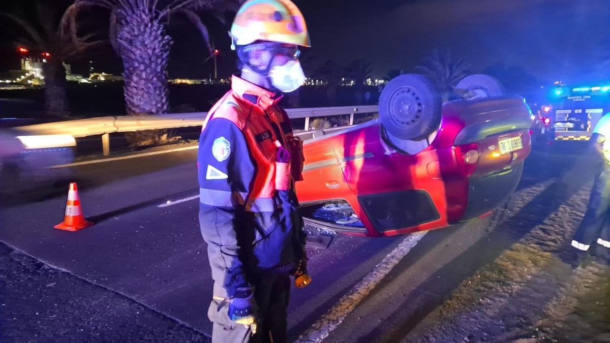 Vuelco de un vehículo en la Avenida de Las Palmeras de Costa Teguise.