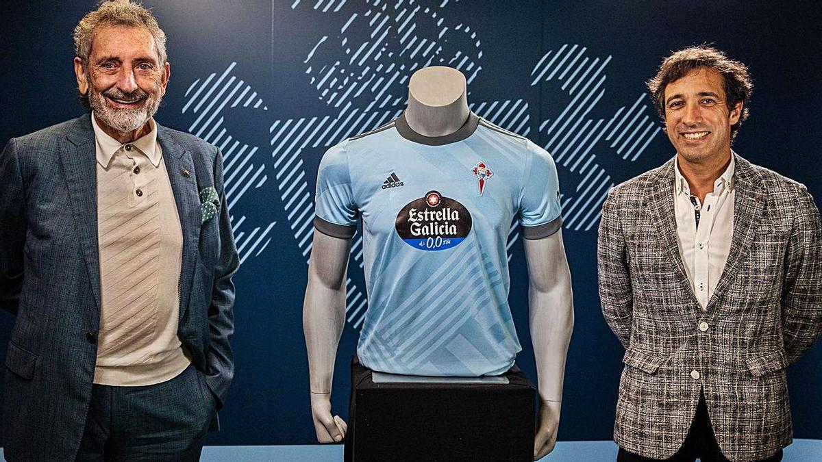 Carlos Mouriño  y José Cabanas, tras la firma del acuerdo, posan con la nueva camiseta del Celta. // FDV