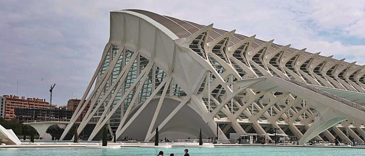 Turistas en la Ciudad de las Artes y las Ciencias. | JM LÓPEZ