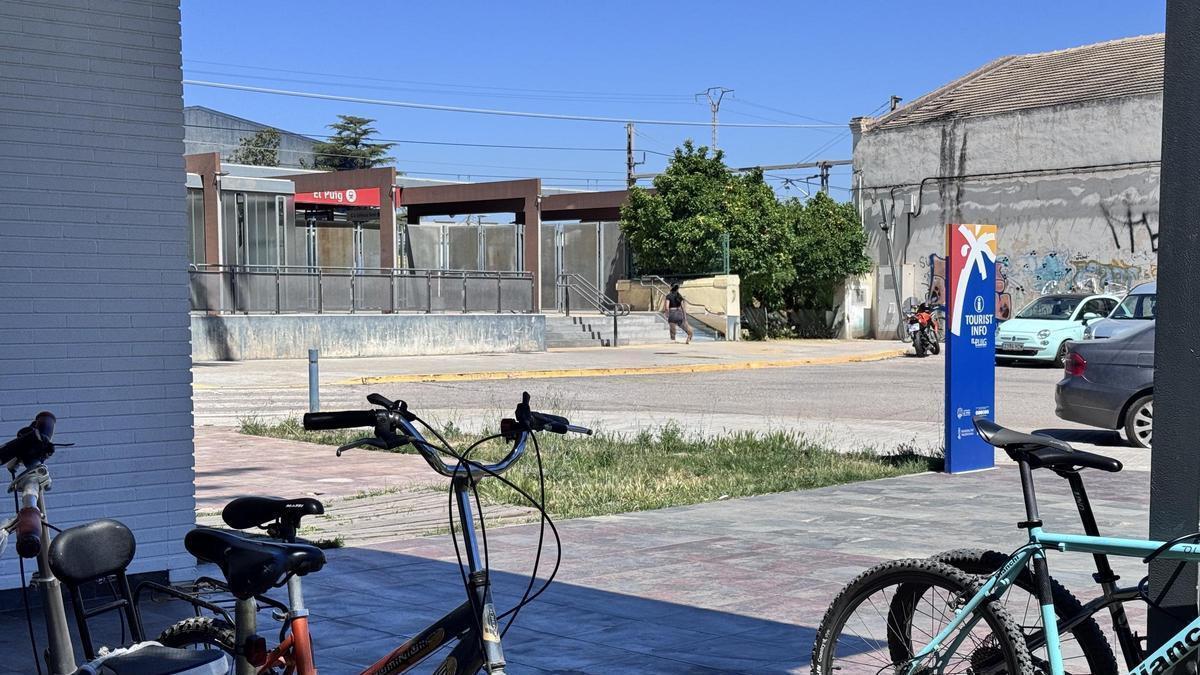 Un aparcamiento de bicicletas en El Puig.
