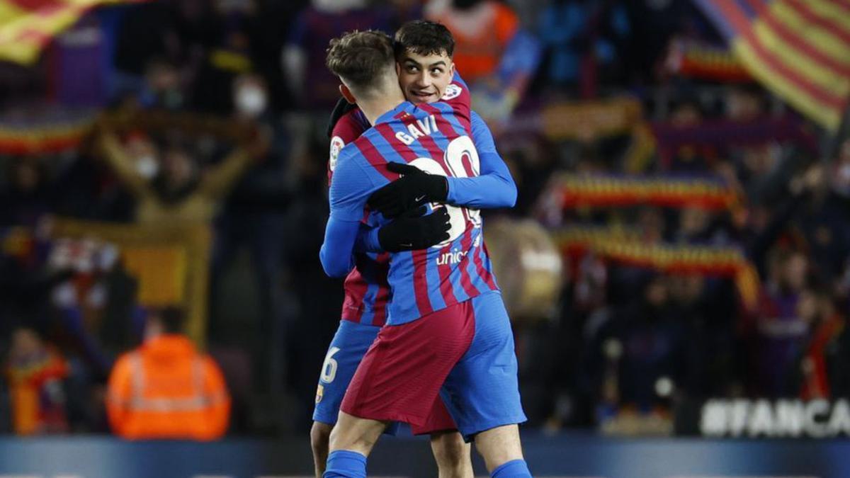 Pedri y Gavi celebran un gol en el Camp Nou. |  // EFE