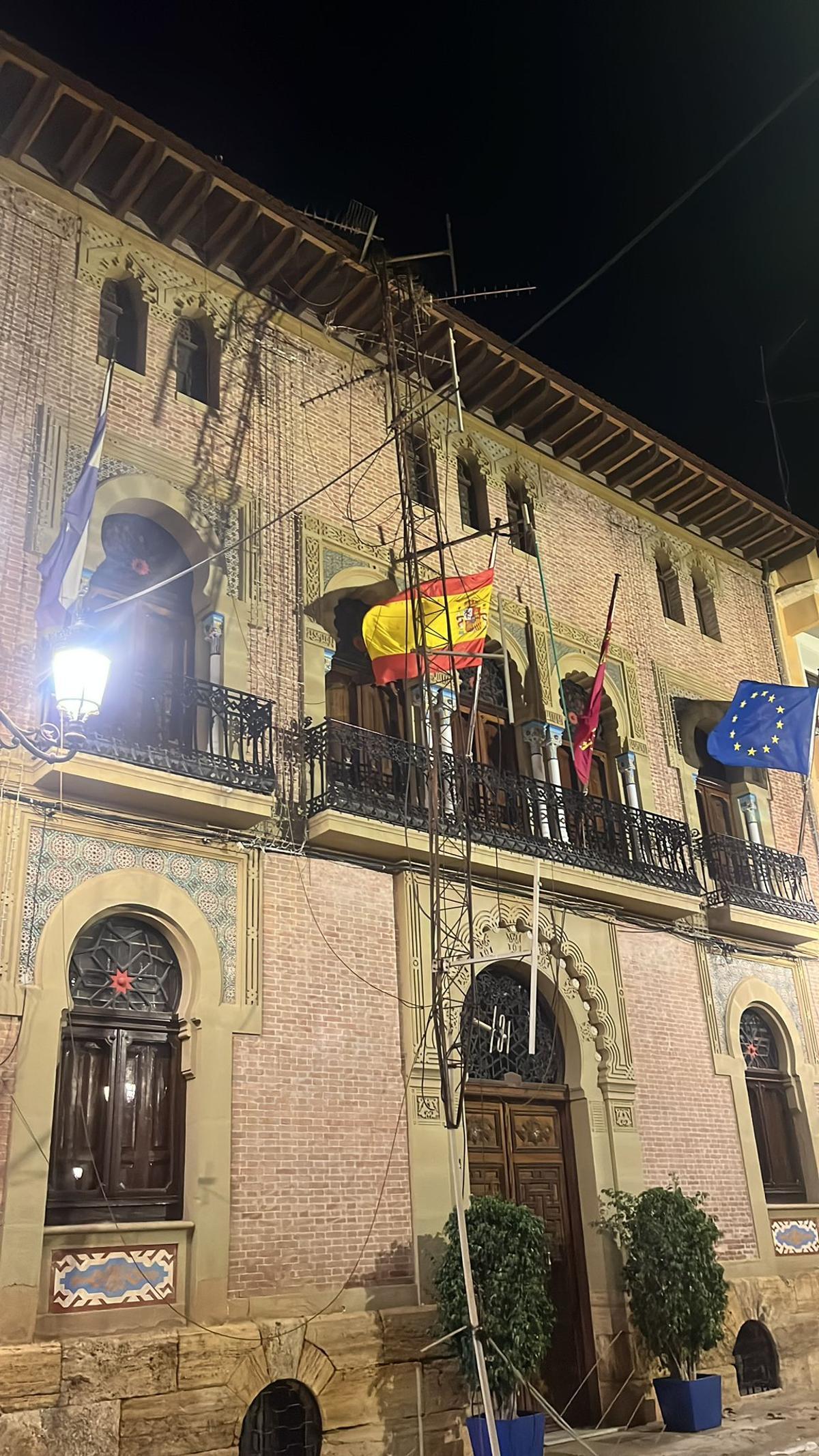 La antena de la desaparecida emisora de radio municipal quedó 'colgando' sobre la fachada del Ayuntamiento de Águilas.