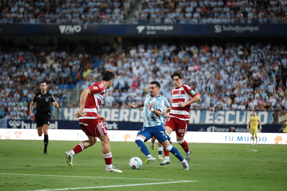 Joaquín trata de colarse entre dos defensores