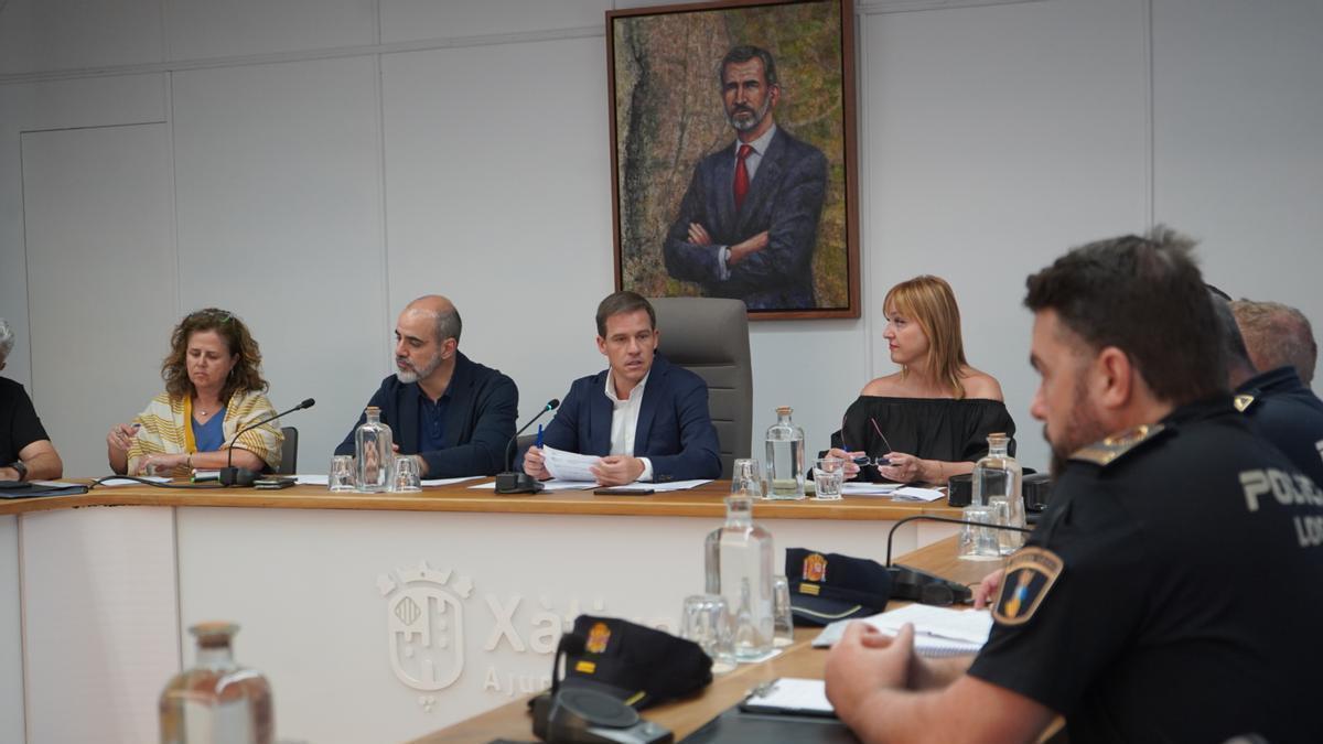 La Junta de Seguridad de Xàtiva se ha reunido este jueves, con el alcalde, la primera teniente de alcalde, la regidora de Seguridad y representantes de las fuerzas y cuerpos de seguridad.