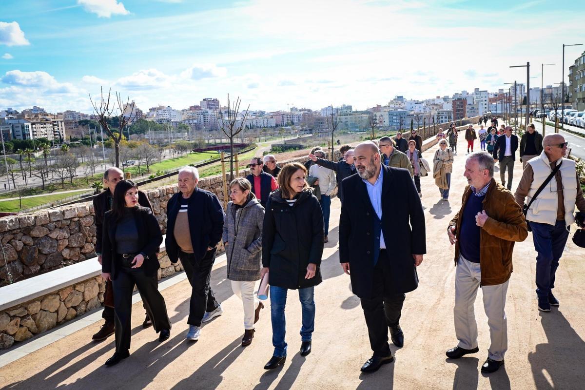 El alcalde, Jaime Martínez, y la regidora de Infraestructuras, Belén Soto.