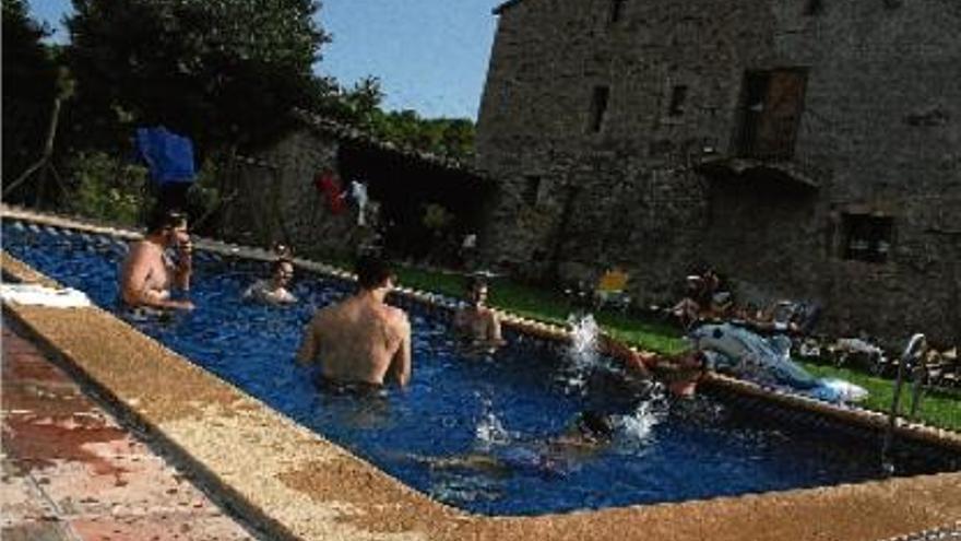 Turistes banyant-se a la piscina d&#039;una de les cases de turisme rural que hi ha al Berguedà