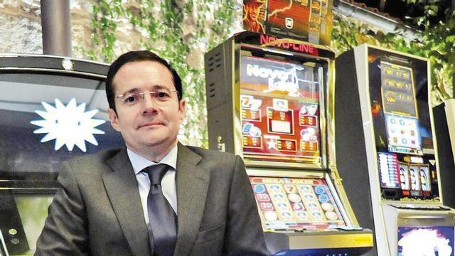 Serafín Portas, en un salón de máquinas recreativas.
