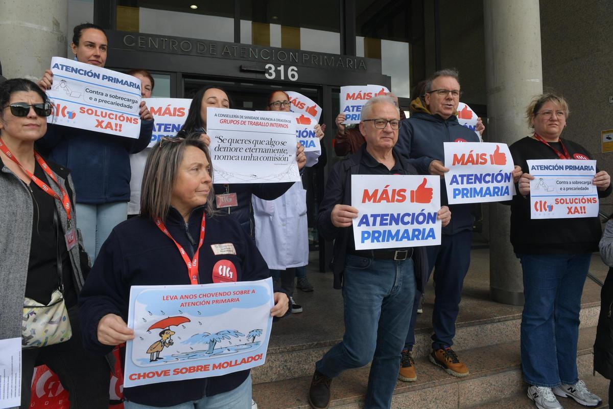 Protesta convocada por la CIG, este martes, en la entrada del centro de salud de O Ventorrillo.