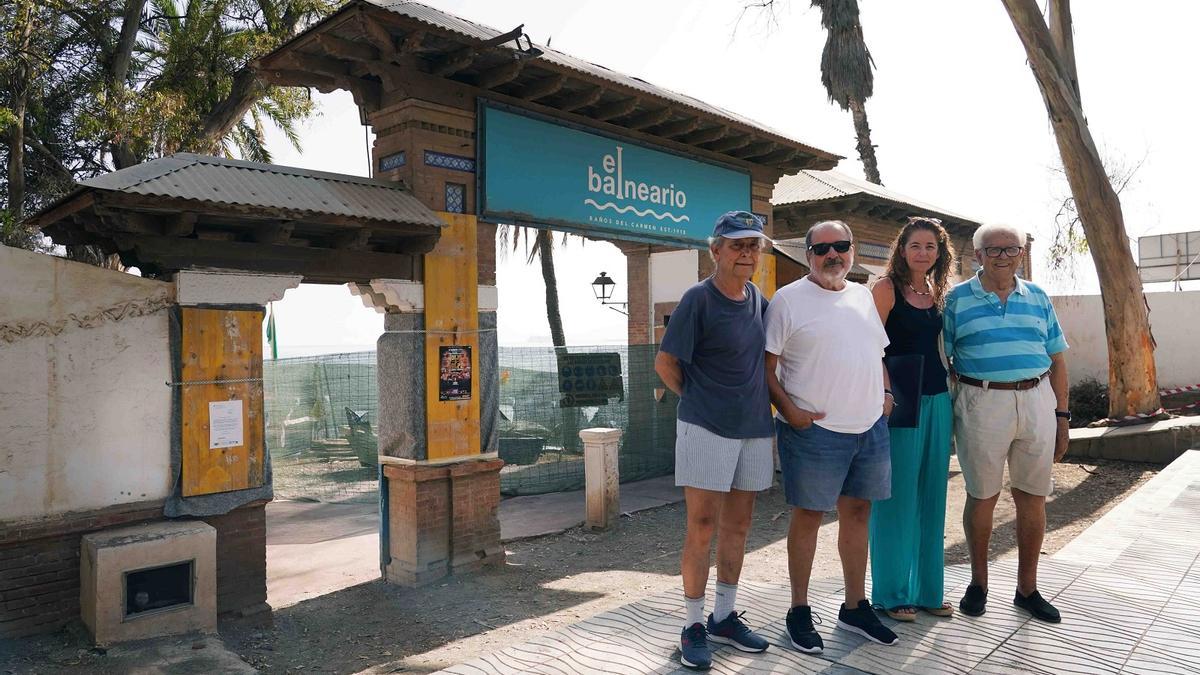 Los dirigentes vecinales, delante de la portada del Balneario del Carmen, que luce un cartel publicitario.