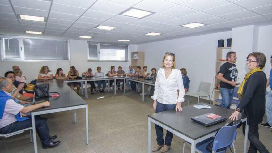 PIlar Sandin, expresidenta de Afibe, junto a la psicóloga Ana Brel, y socios en el Centro Cívico.