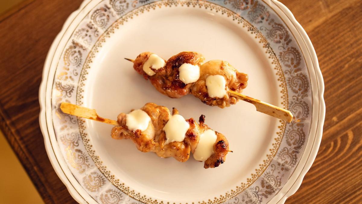 La brocheta de pollo con dos salsas de Bitxo.