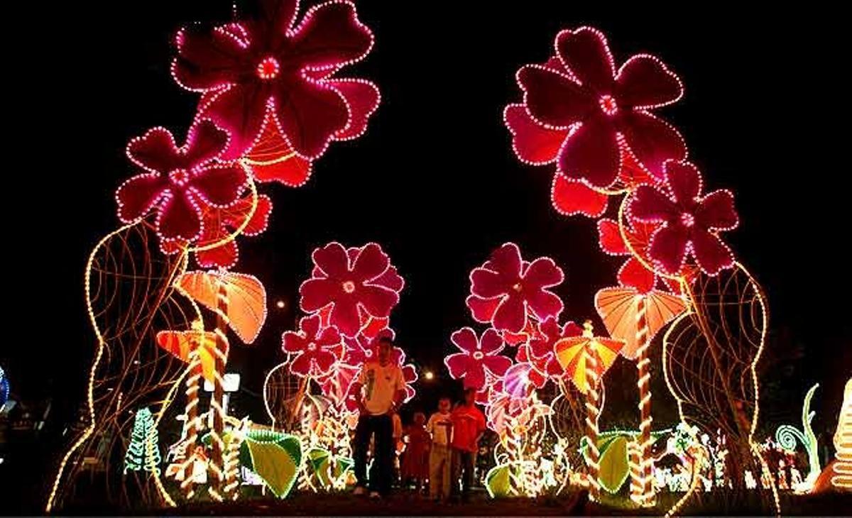 Veïns de Cali (Colòmbia) passegen entre els llums de Nadal que adornen la ciutat.